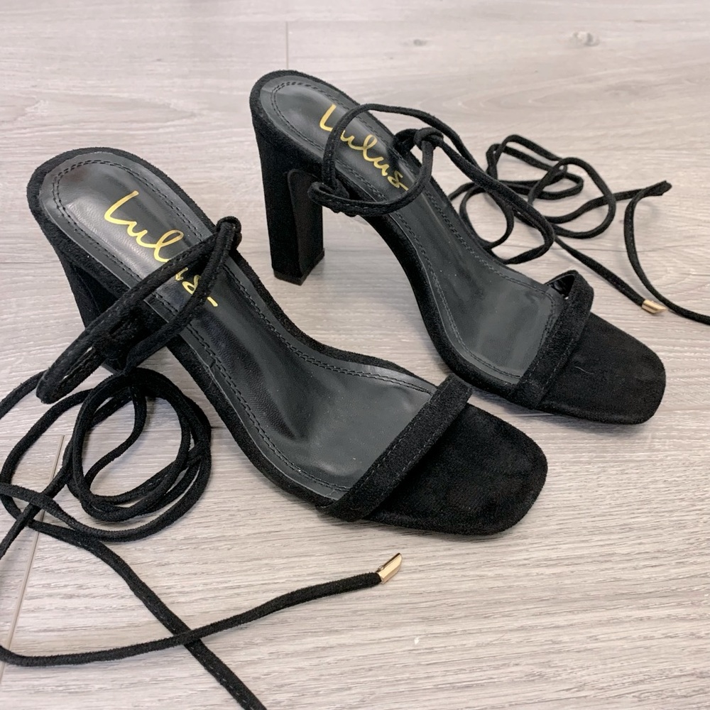 NWOT- Lulu’s Black Suede Ankle Tie Chunky Heels